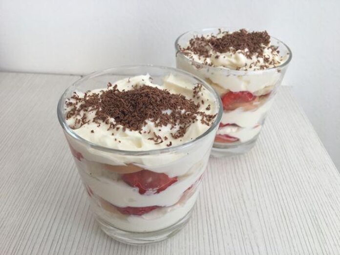 Nepečený dezert s mascarpone, banánom a jahodami v pohári. Fotka - Redakcia Žien v meste