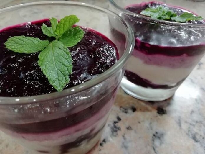 Dezert s mascarpone a čučoriedkami v skle. Fotka - Redakcia Žien v meste