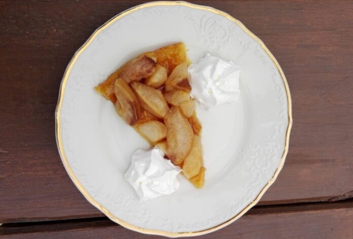 Hrušková torta s karamelom.