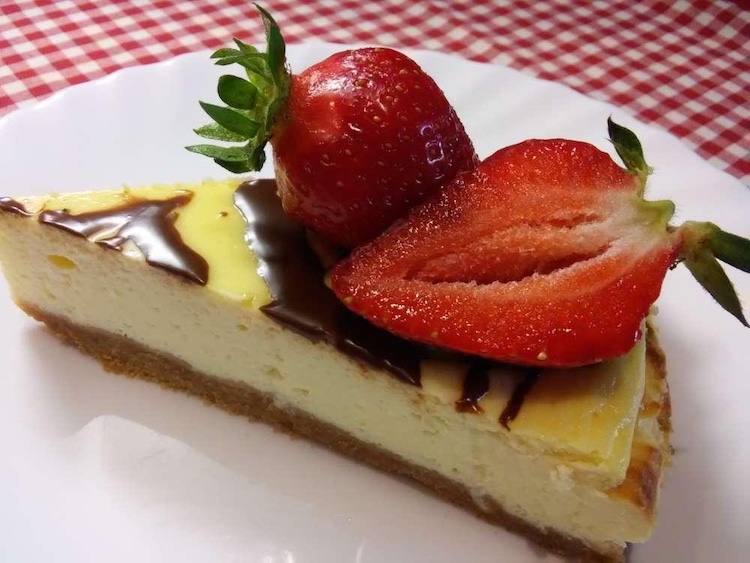 Naservírovaný cheesecake tvarohový s ovocím. Fotka - Redakcia Žien v meste