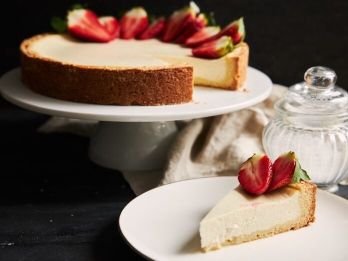 Cheesecake tvarohový s ovocím, konkrétne s jahodami. Fotka - Redakcia Žien v meste