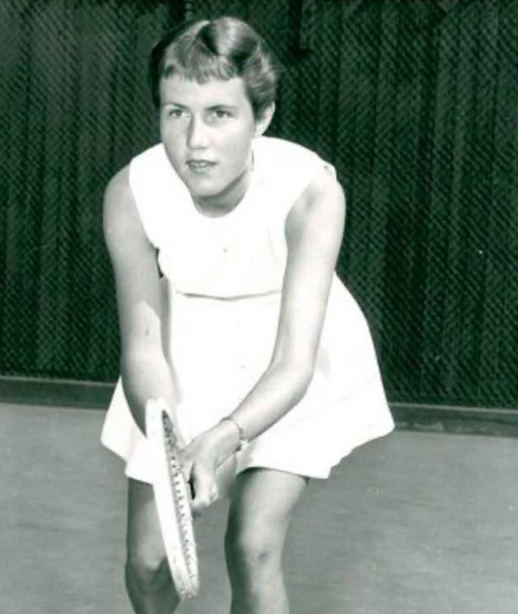 Legenda Billie Jean Kingová, bojujúca na wimbledonskom kurte, ktorý aj ovládla. Fotka - FB Billie Jean King