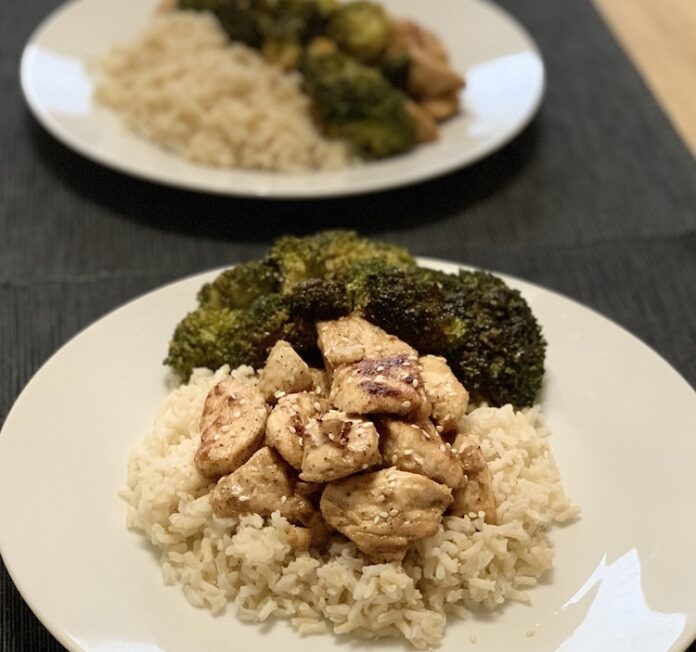 Naservírované kuracie soté teriyaki s ryžou aj brokolicou. Fotka - Andrea Bunčeková