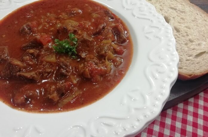 Najlepší maďarský guláš - tradičný recept krok za krokom. Foto - Nela