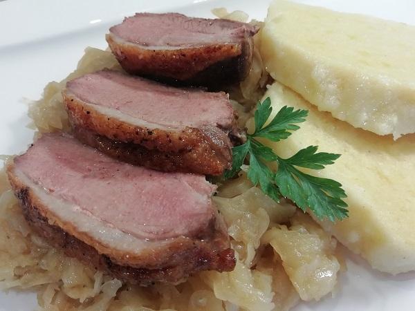 Pečené kačacie prsia, šťavnaté a chrumkavé. Osvedčený recept. Foto - Nela