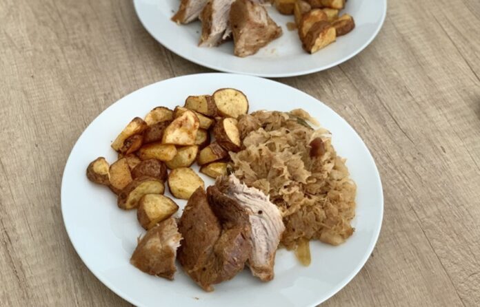 Pečené bravčové mäso na kapuste. Foto - Andrea