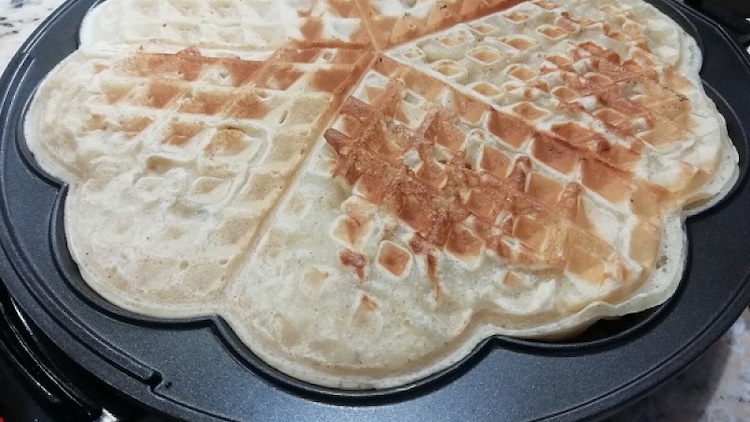 Hotové kváskové wafle vo waflovači. Fotka - Redakcia Žien v meste