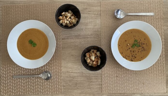 Krémová polievka z pečenej koreňovej zeleniny na dve porcie. Fotka - Andrea Bunčeková