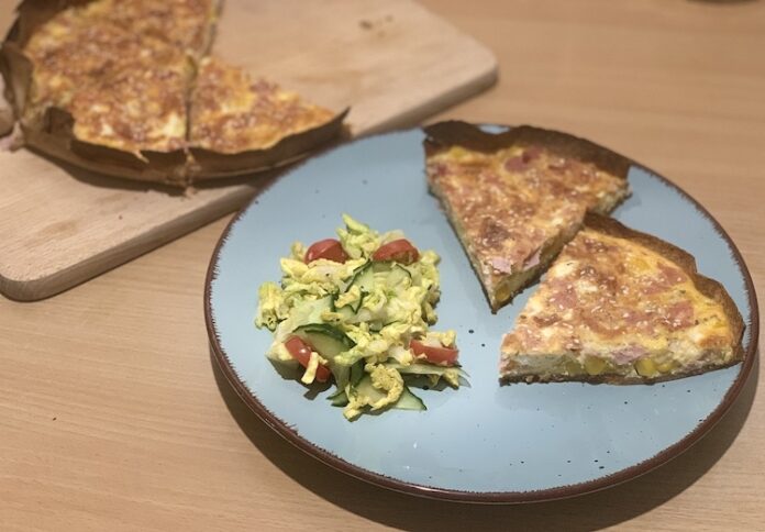 Zapekané tortilly so šunkou a syrom vo fit forme quiche koláča. Fotka - Andrea Bunčeková