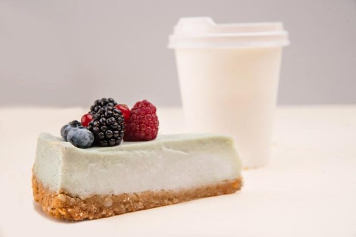 Nepečený tvarohový cheesecake bez lepku. Foto - freepik
