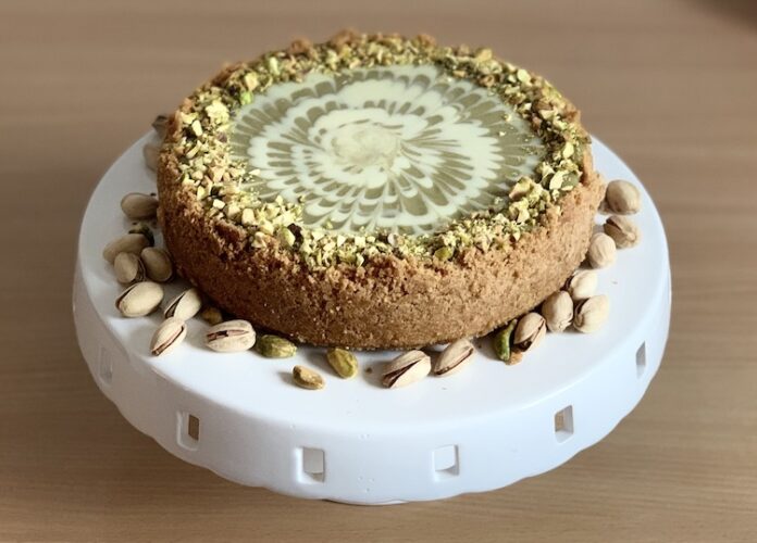 Vláčny pistáciový cheesecake, nazdobený na forme. Fotka - Andrea Bunčeková