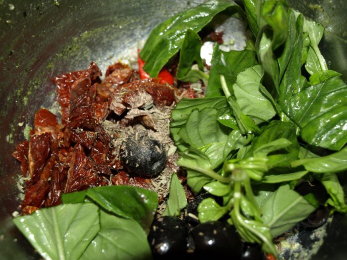 Chutné pikantné paradajkové pesto.