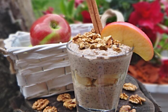Jablkový škoricový chia raw puding.