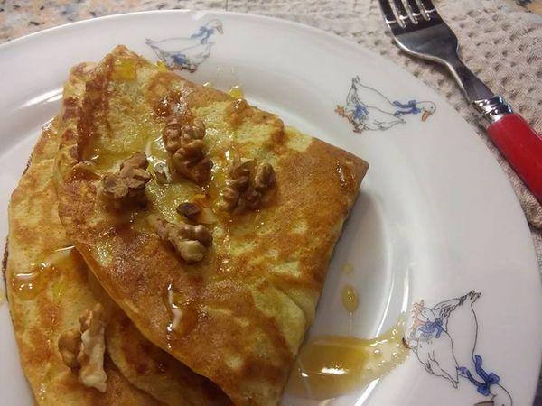 Hruškové palacinky s medom a orechmi.