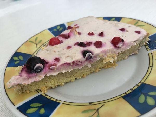 Mandľová torta s tvarohovým krémom.
