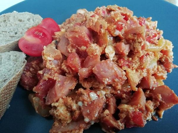 Čerstvé lečo s vajcom a klobásou. Foto - ZvM