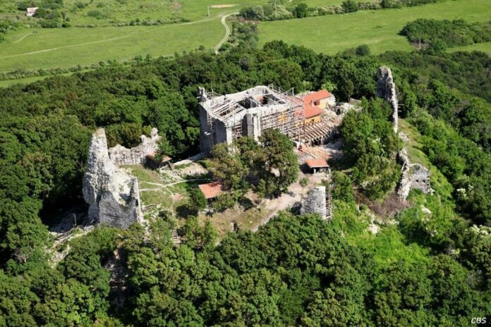 Tipy na predĺžený víkend na Slovensku. Viniansky hrad. Foto - obec Vinné