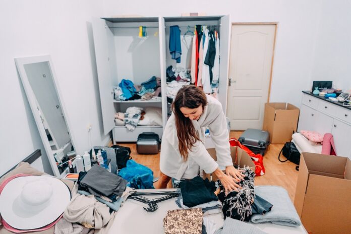 Decluttering, teda vytriedenie vecí v domácnosti, vo vás môže vyvolávať množstvo nepríjemných pocitov, pre ktoré ho odkladáte. Poradíme vám. Foto - freepik