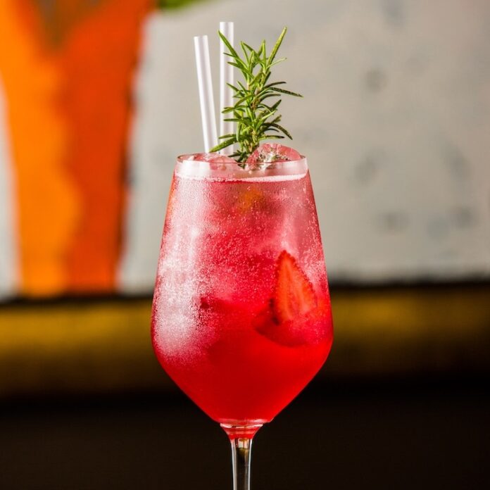 Rosé Summer Fizz drink. Ilustračná fotka - Freepik