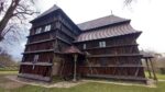 Cestovanie vlakom po strednom Slovensku - drevený kostol v Hronseku. Foto - visitbanskabystrica.sk
