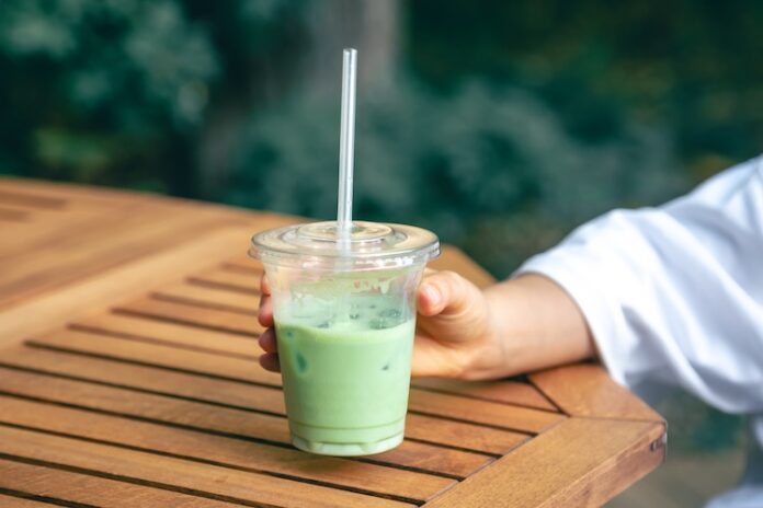 Ľadové matcha latte je zdravá zelená alternatíva kávy. Ilustračná fotka - Freepik