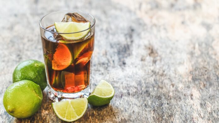 Cuba Libre - recept. Foto - freepik