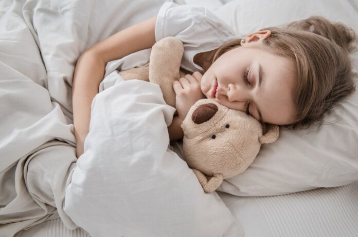 Pravidelný spánkový režim nastavujte deťom už pred koncom prázdnin. Foto - freepik