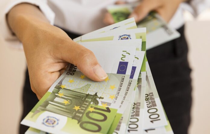 Podvodník vylákal od ženy 20-tisíc eur a šperky. Foto - freepik