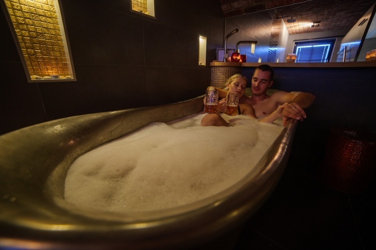 Romantické miesta na Slovensku - skúste pivný kúpeľ pre dvoch vo wellness rezorte Jánošikov dvor v Zázrivej. Foto - Jánošikov dvor