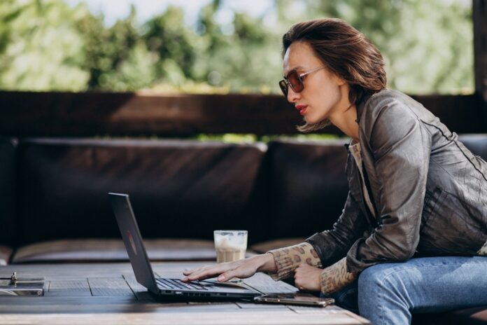 Freelancing a side hustles: Ženy zarábajú menej ako muži. Foto - freepik