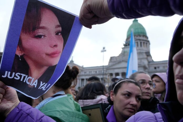 Tri mladé ženy umučili na smrť. Argentínčania vyšli do ulíc. Foto - TASR/AP