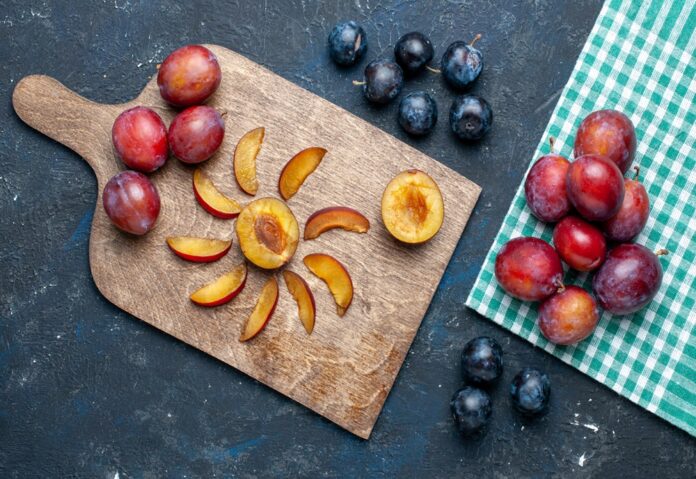 Recept na slivkový kompót. Foto - freepik