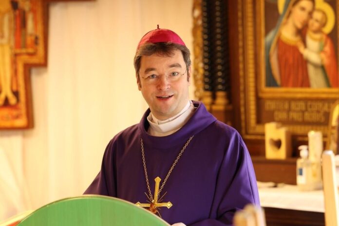 Predseda Komisie pre ochranu maloletých pri Konferencii biskupov Slovenska a pomocný biskup Marek Forgáč sa vyjadril za cirkev na Slovensku k obetiam zneužívania. Foto - ke-arcidieceza.sk