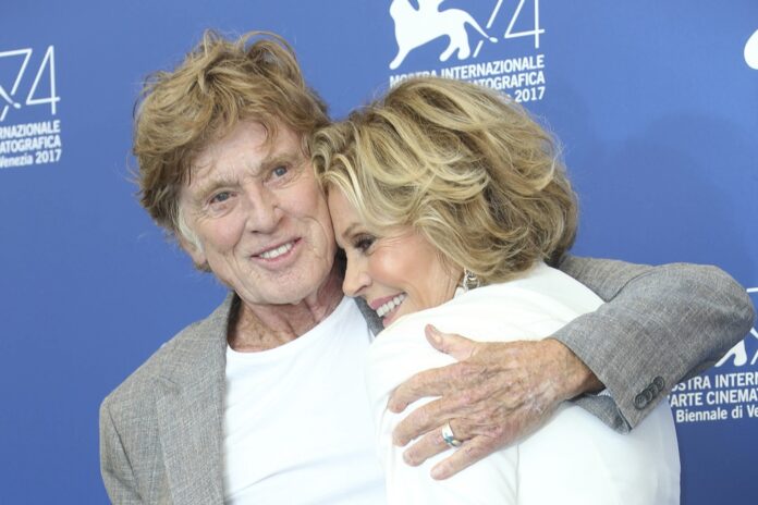 Zomrel uznávaný herec a režisér Robert Redford. Na snímke z 1. septembra 2017 s Jane Fondovou v Benátkach. Foto - TASR/AP