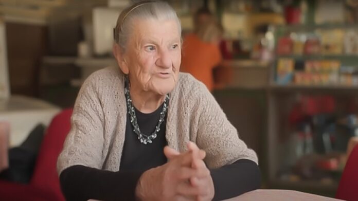 Anna Possi, známa ako Nonna Anna, vlastní a prevádzkuje Bar Centrale už od roku 1958. Foto - youtube