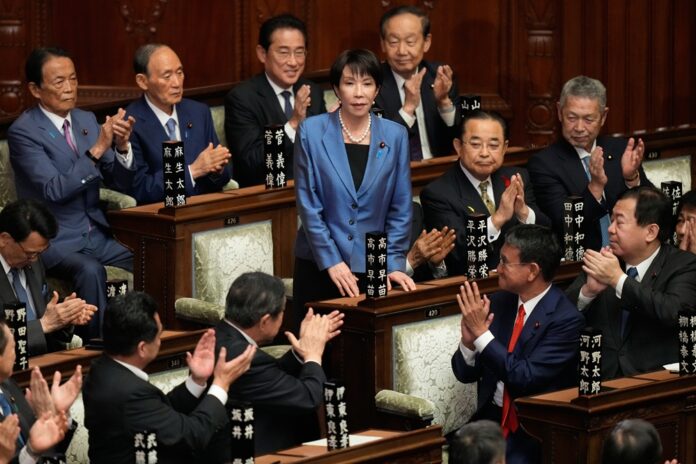 Japonsko má prvú premiérku v histórii krajiny. Stala sa ňou Sanae Takaičiová. Foto - TASR/AP