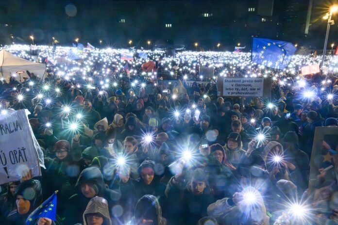 17. november 2025: Do ulíc vyšli desaťtisíce nespokojných ľudí. Foto TASR - Jaroslav Novák