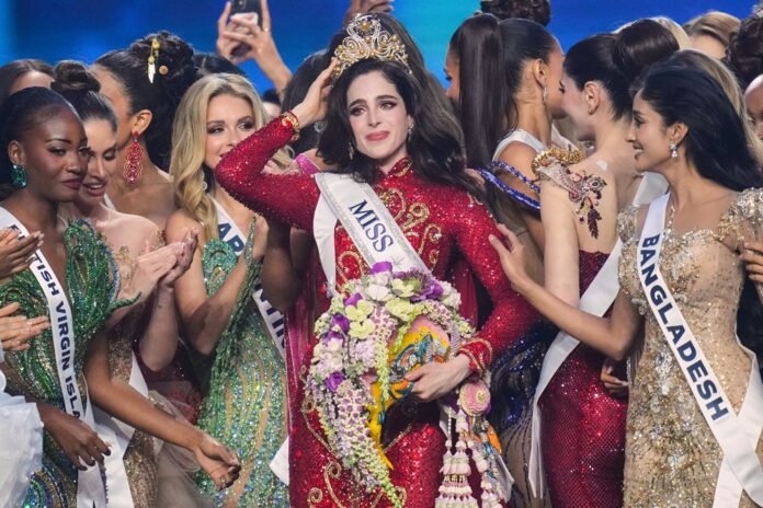 Miss Universe 2025 je Fatima Boschová (v strede). fOTO - TASR/AP