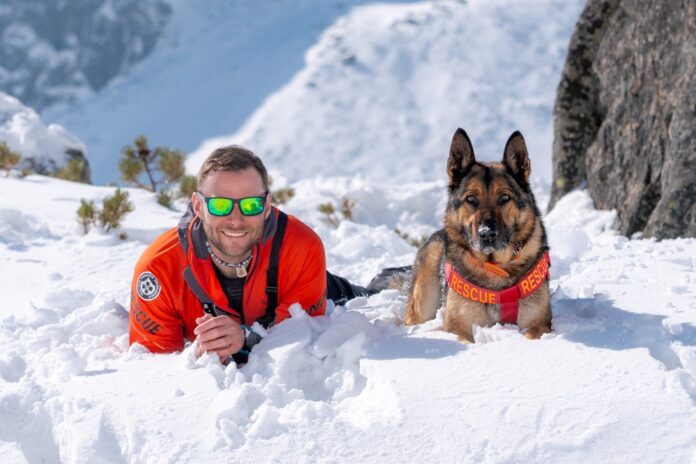 Výnimočný záchranársky pes Hector: Aj keď mu nič nepoviem, všetko vie, hovorí Jakub Filipko. Foto - Albatros