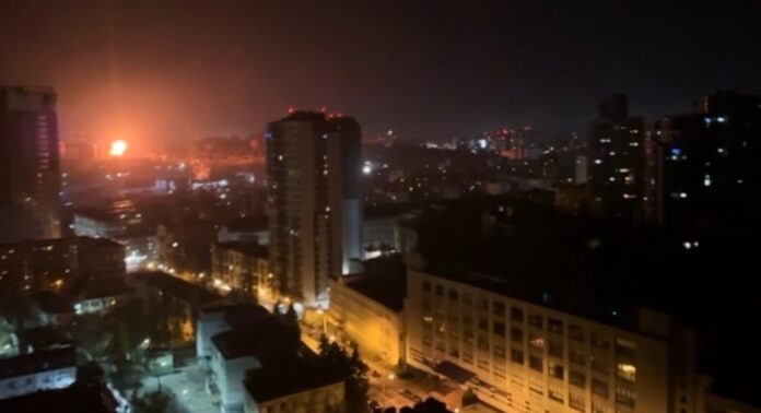 Pri ruskom útoku zomrela Natália Chodemčuková. Na videosnímke je výbuch počas útoku ruskej armády na ukrajinskú metropolu Kyjev v piatok 14. novembra 2025. Foto - TASR/AP