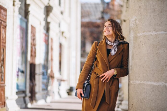Móda, v ktorej sa cítiš sama sebou: mestská elegancia bez tlaku. Foto - freepik