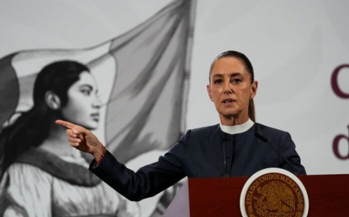 Muž obchytkával mexickú prezidentku Sheinbaumovú. Foto - TASR/AP
