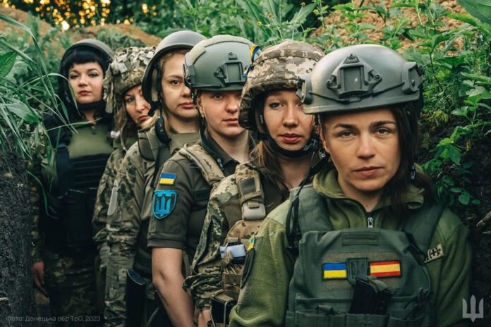 Z Kyjeva: Ženy s dokonalými nechtami v maskáčoch bojujú za dôstojnosť. Foto - https://x.com/ukraine_ua