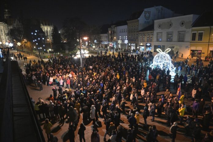 V deviatich slovenských mestách boli protivládne protesty - aj v Košiciach. Foto TASR - František Iván