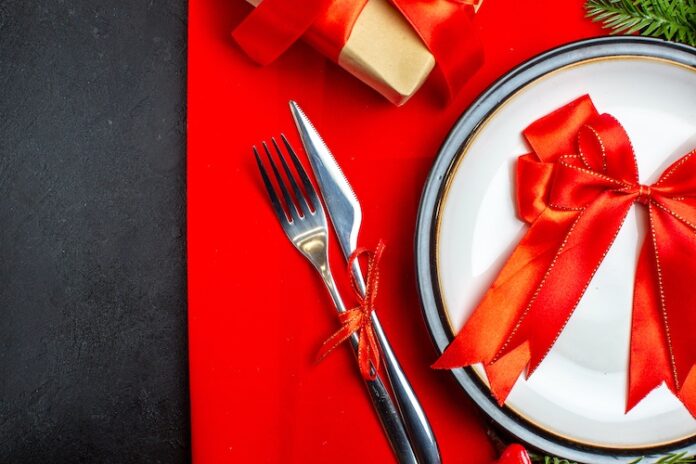 Obedové menu k 3. adventnej nedeli v červenej farbe. Fotka - Freepik
