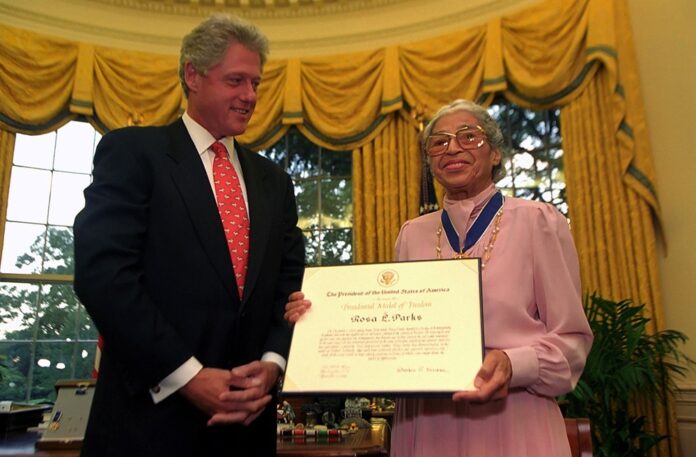 Rosa Parksová dostala v roku 1996 od prezidenta Billa Clintona medailu slobody – najvyššie civilné ocenenie v USA. Foto - wikipedia/White House
