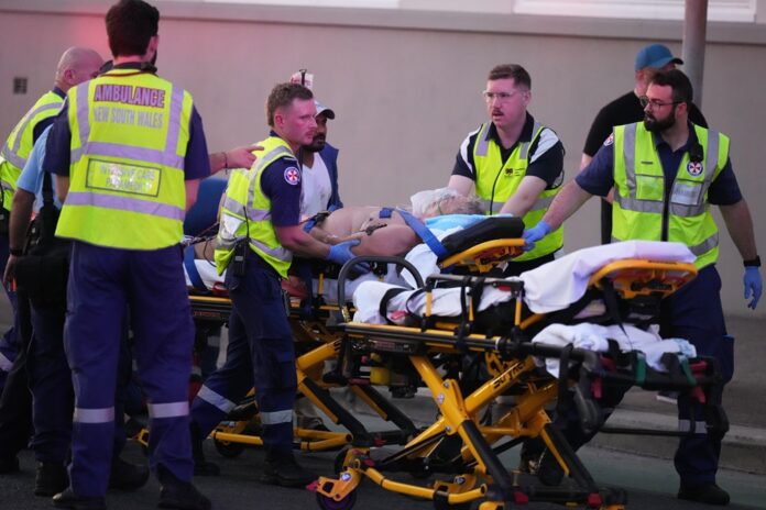 Záchranári na mieste činu. Streľba v Sydney na pláži Bondi si vyžiadala najmenej 9 obetí. Foto - TASR/AP