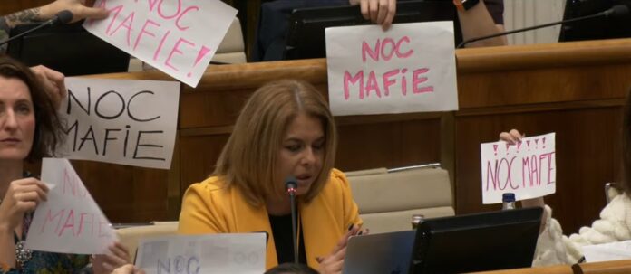Poslanec Igor Matovič nebol jediný, kto v parlamente vulgárne nadával ženám. Na snímke v strede Ingrid Kóšová, poslankyňa PS. Reporfoto - Národná rada Slovenskej republiky Oficiálny kanál