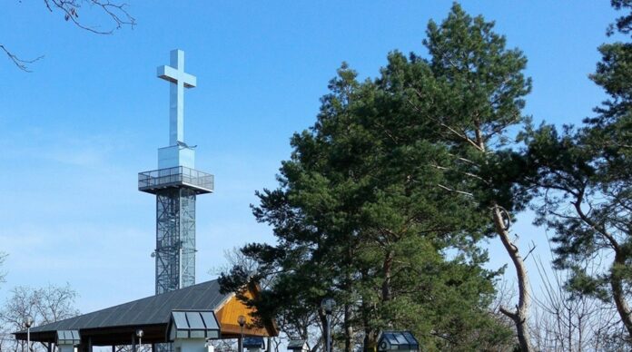 Muž zhodil 22-ročnú expriateľku zo skál na levickej kalvárii. Foto - lialevice.sk