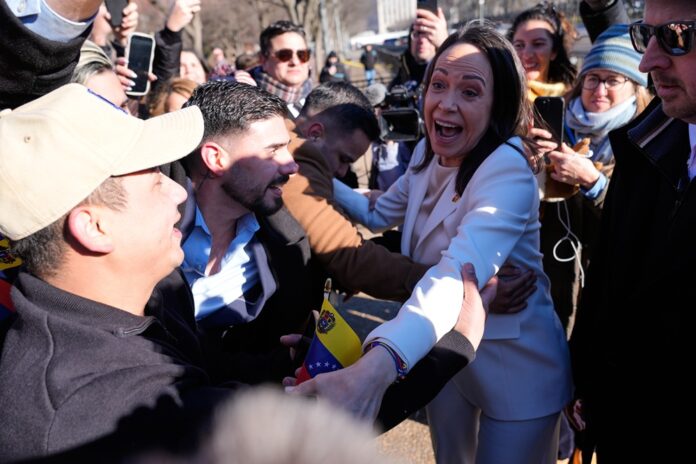 Líderka venezuelskej opozície a laureátku Nobelovej ceny za mier María Corina Machadová sa zdraví so stúpencami po stretnutí v americkým prezidentom Donaldom Trumpom vo Washintone. FOTO - TASR/AP